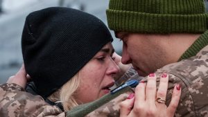 Një ushtar ukrainas i thotë lamtumirë gruas së vet, e cila e vizitoi atë gjatë një pushimi të shkurtër nga detyrat e tij në vijën e frontit, në stacionin e trenit në Kramatorsk, Ukrainë, 14 shkurt 2024.