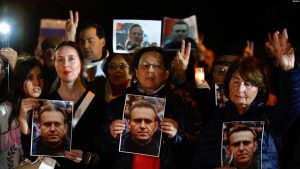 Njerëzit marrin pjesë në një protestë pas vdekjes së liderit opozitar rus, Alexei Navalny, pranë Ambasadës ruse në Kapara, Maltë, 19 shkurt 2024.