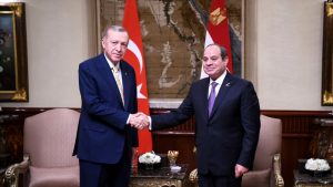 Presidenti i Turqisë, Recep Tayyip Erdogan, (majtas) pritet nga homologu i vet egjiptian, Abdel Fattah al-Sisi, në Kajro, Egjipt, 14 shkurt 2024.