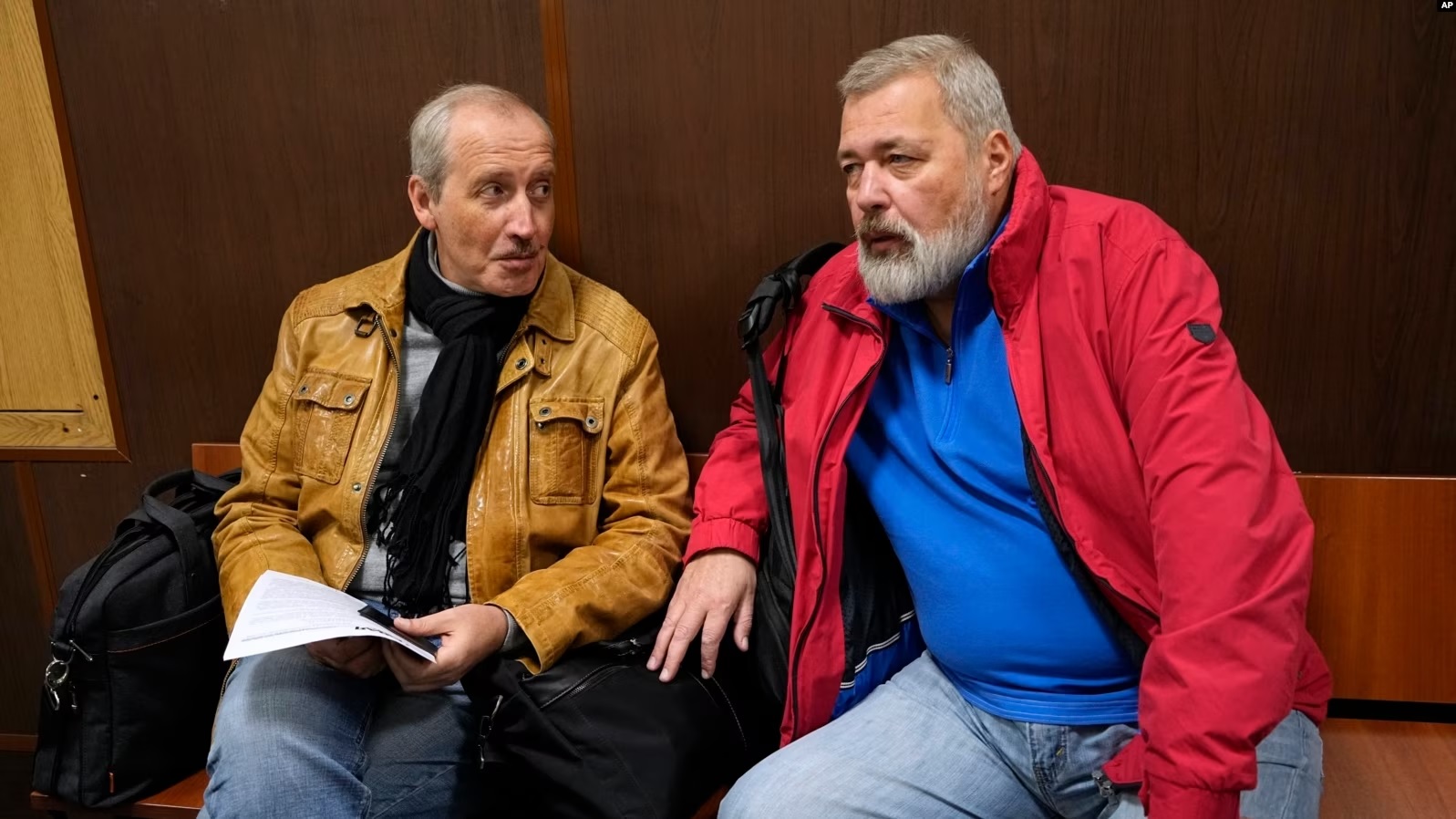 Kryeredaktori i gazetës së njohur dhe të pavarur ruse, Novaya Gazeta, Sergei Sokolov (majtas) dhe ish-kryeredaktori i kësaj gazete duke biseduar para një seance dëgjimore në një gjykatë ruse, shtator 2022.