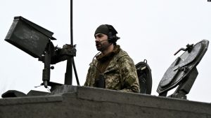 Një ushtar ukrainas përgatitet për betejë kundër pushtuesit rus në një lokacion të panjohur pranë rajonit Zaporizhja, 12 shkurt 2024.