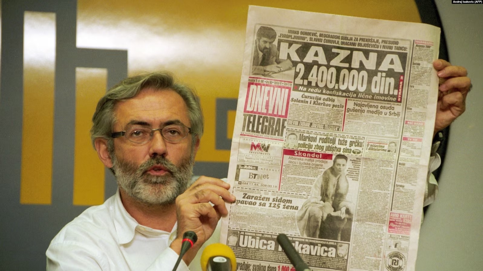 Kryeredaktori dhe pronari i gazetës serbe, Dnevni Telegraf (Telegrafi Ditor), Slavko Curuvija gjatë një konference për media, Beograd nëntor 1998.