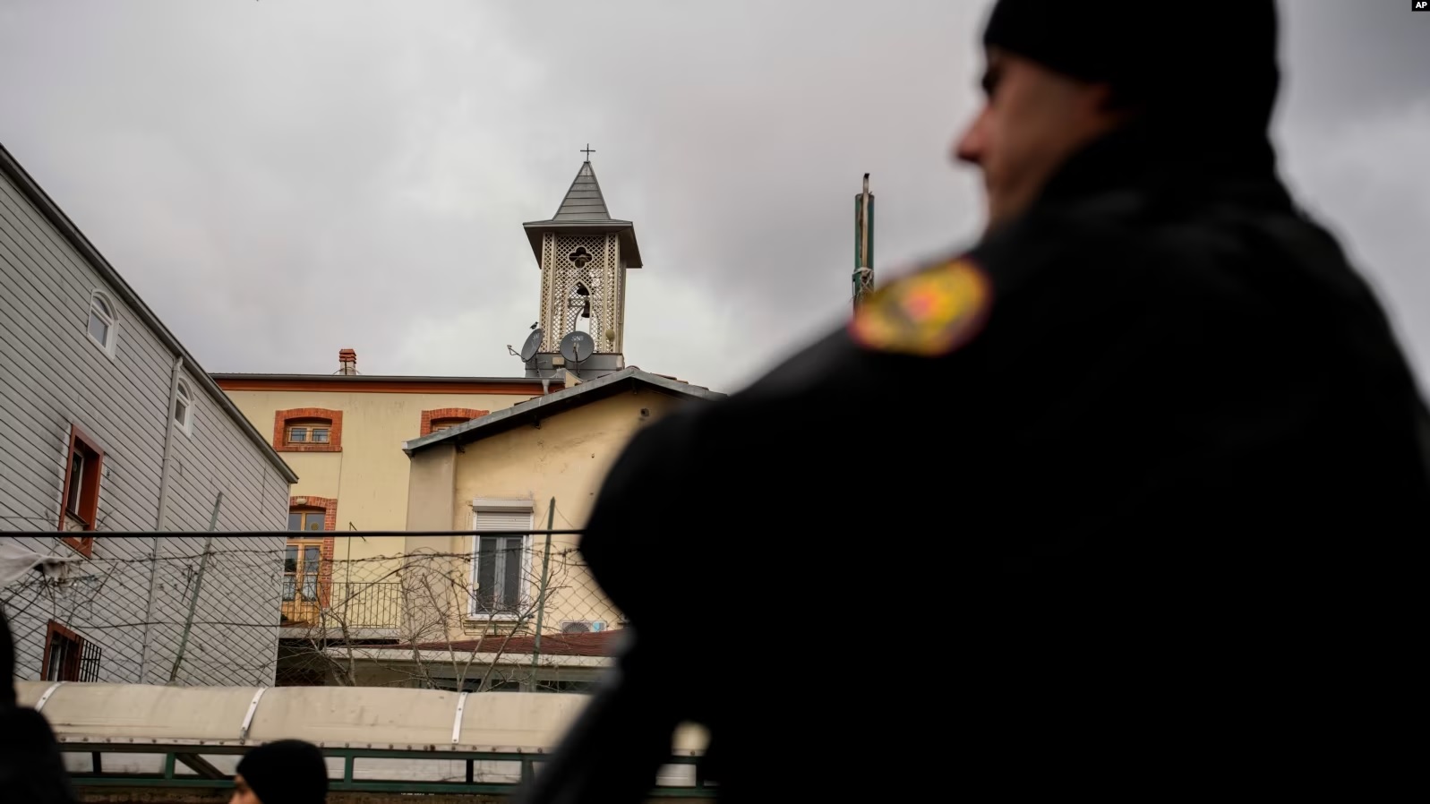 Policia turke duke qëndruar pranë kishës ku ndodhi sulmi më 28 janar në Stamboll.