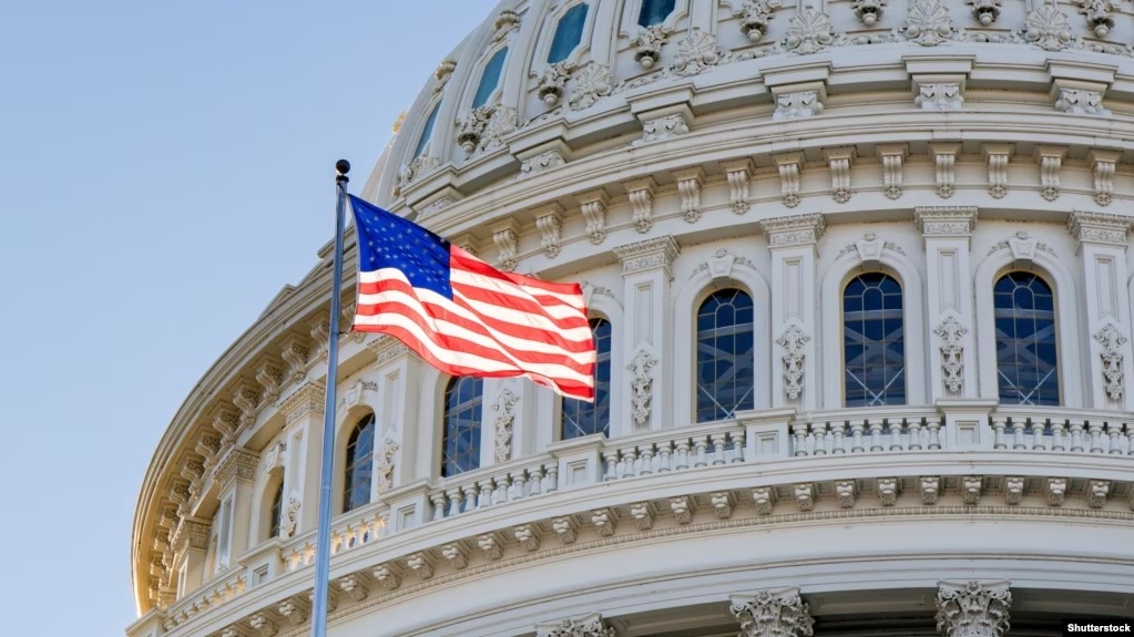 Flamuri amerikan i vendosur para ndërtesës së Kongresit në Uashington.