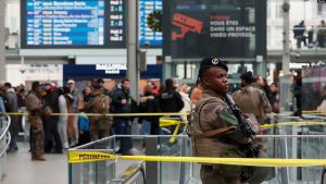Ushtarët francezë e sigurojnë zonën pasi një burrë me thikë i lëndoi tre persona në stacionin e trenit, Gare de Lyon, në Paris, 3 shkurt 2024.