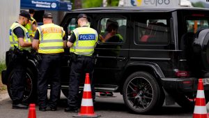 Policia duke kryer kontrolle në një pikë kontrolli afër kufirit gjerman me Austrinë, në Mittenwand, Gjermani.