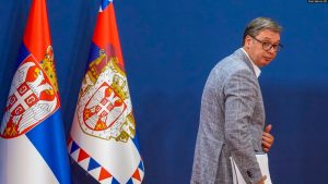 Presidenti i Serbisë, Aleksandar Vuçiq, duke u larguar pas një konference për media në Beograd