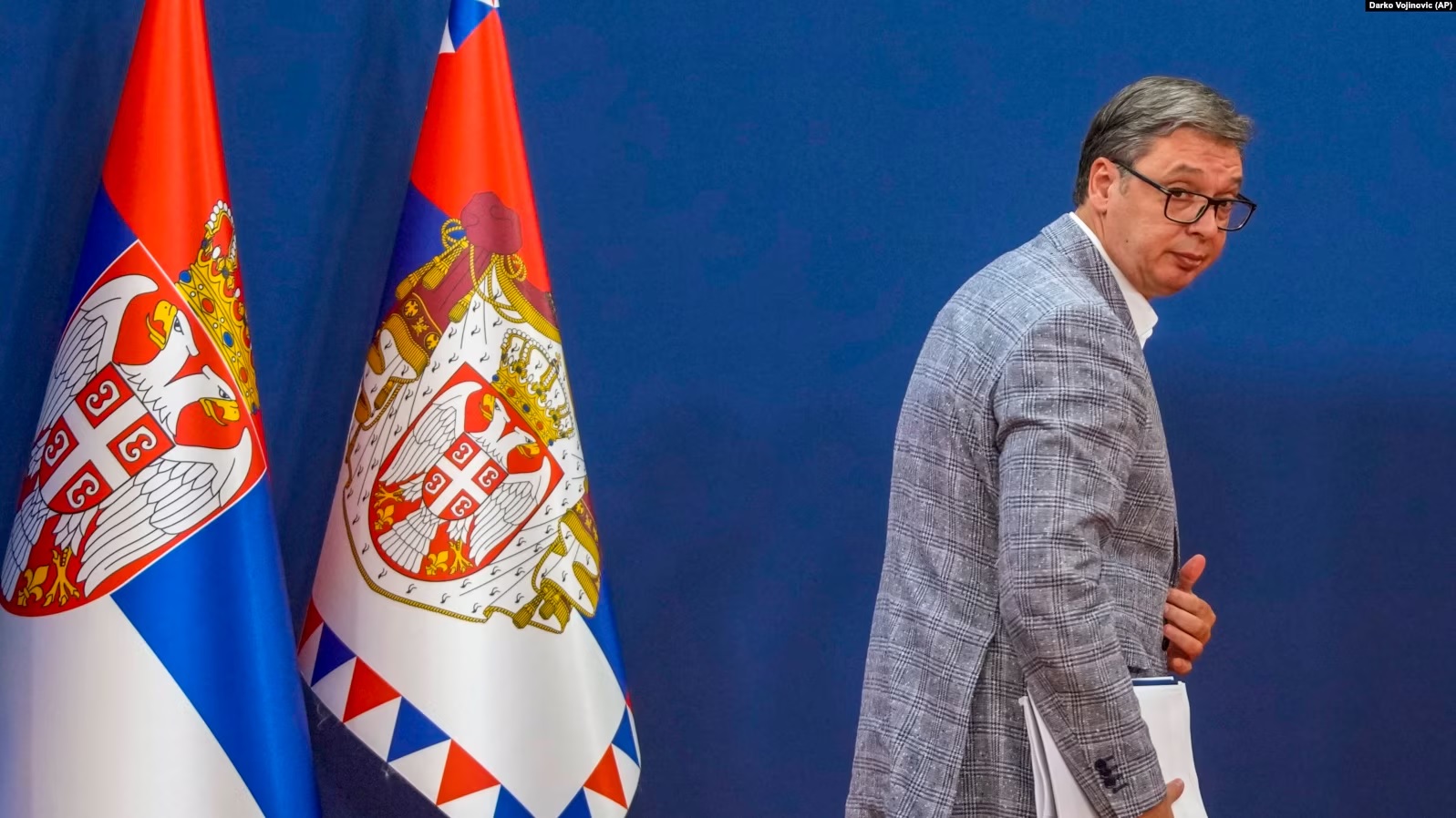 Presidenti i Serbisë, Aleksandar Vuçiq, duke u larguar pas një konference për media në Beograd