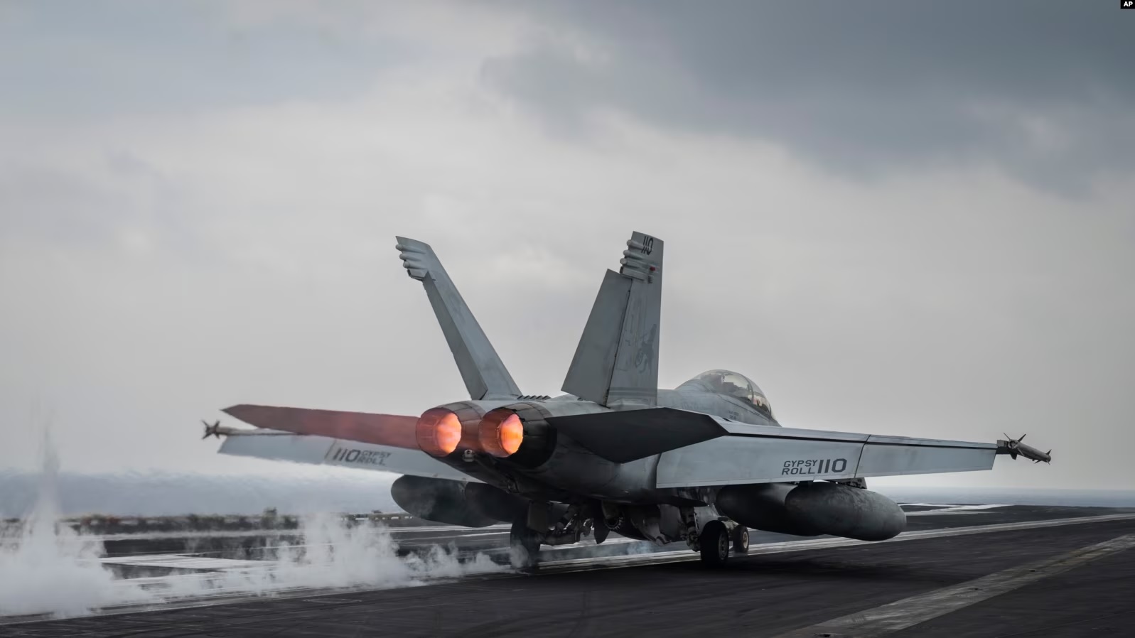Një avion luftarak amerikan në Detin e Kuq. 13 shkurt 2024.