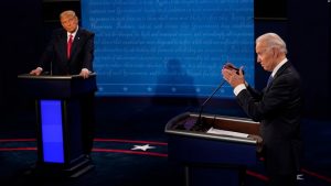 Presidenti amerikan, Joe Biden me ish-presidentin Donald Trump përgjatë një debati.