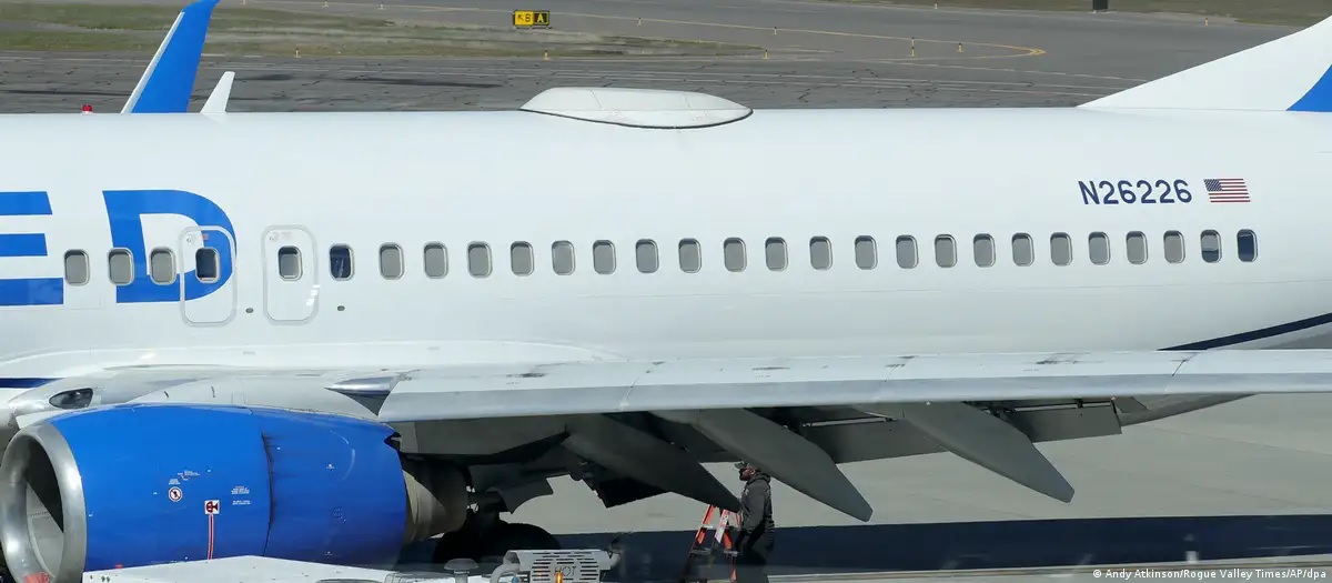 Boeing i United Airlines humb një pjesë mekanike nga trupi i avionit