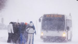 Një grumbull fëmijësh duke pritur në një stacion autobusi në Kaliforni.