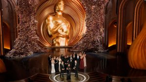 Ekipi i filmit “Oppenheimer” në skenë duke e pranuar çmimin për filmin më të mirë Oscar, 10 mars 2024.