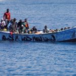 Emigrantët presin për të zbarkuar nga një barkë në portin Arguineguin, në Gran Kanaria, Spanjë, 28 mars 2024.