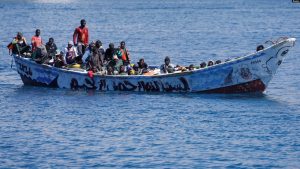 Emigrantët presin për të zbarkuar nga një barkë në portin Arguineguin, në Gran Kanaria, Spanjë, 28 mars 2024.