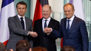 Presidenti francez Emmanuel Macron, kancelari gjerman Olaf Scholz, dhe kryeministri polak Donald Tusk, shtrëngojnë duart gjatë një konference për shtyp në Berlin, 15 mars 2024.