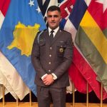 ​Oficeri i FSK-së diplomon në SHBA Oficeri i Forcës së Sigurisë së Kosovës (FSK), Xhemi Mziu
