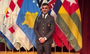 ​Oficeri i FSK-së diplomon në SHBA Oficeri i Forcës së Sigurisë së Kosovës (FSK), Xhemi Mziu
