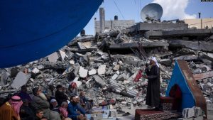 Palestinezët falin namaz pranë një xhamie të shkatërruar nga sulmet izraelite në Rafah, Gazë, 8 mars 2024.