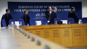 Gjyqtarët e Gjykatës Evropiane për të Drejta të Njeriut në sallën e gjyqit. (