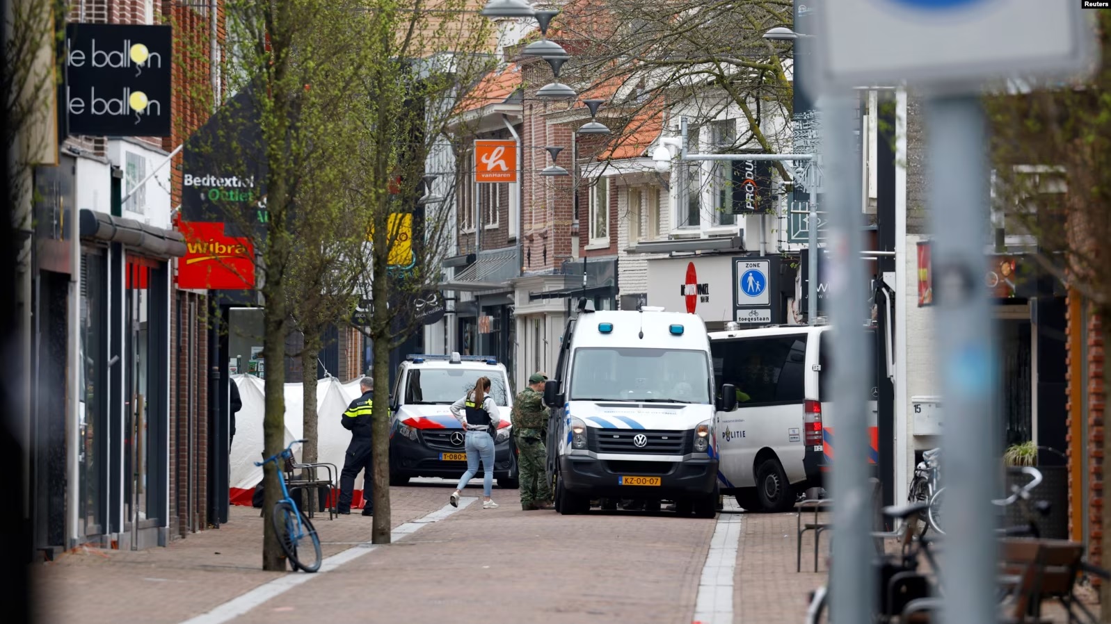 Policia holandeze në Ede, afër vendit ku janë marrë peng disa persona.