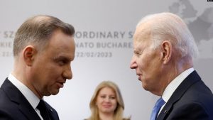 Presidenti i Polonisë, Andrzej Duda (majtas) duke e përshëndetur presidentin amerikan, Joe Biden, në Varshavë, shkurt 2023.