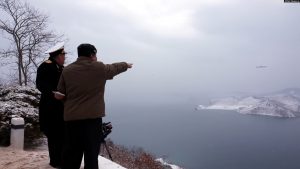 Lideri verikorean, Kim Jong Un, duke vëzhguar lëshimin e një rakete lundruese nga një nëndetëse. 28 janar 2024.