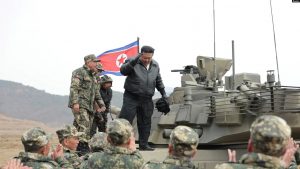 Lideri i Koresë së Veriut, Kim Jong Un, qëndron mbi një tank, gjatë vëzhgimit të stërvitjeve të trupave të tij në Korenë e Veriut, 13 mars 2024.