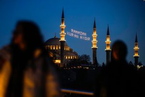 Një mesazh i bërë me drita është vendosur në mes të minareve të Xhamisë Sulejmani për muajin e shenjtë mysliman të Ramazanit në Stamboll, Turqi mars 2024. Mesazhi i shkruar në turqisht thotë: "Ramazani është muaji i Kuranit".