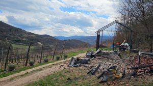 Nenad Radosavleviq pretendon se shtëpia e tij prej druri - një lloj pushimoreje - është djegur tërësisht.