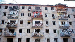Një ndërtesë banimi në Harkiv e sulmuar nga Rusia më 27 mars.