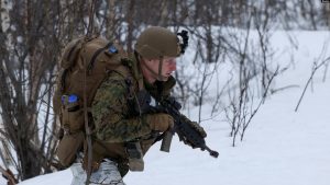 Një marins amerikan merr pjesë në stërvitjen e NATO-s në Norvegji.