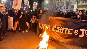 Me moton “Nata është e jona” aktivistët e shoqërisë civile marshuan në Tiranë të premten mbrëma, duke kërkuar që të mos cenohet liria e grave dhe vajzave për të lëvizur natën në veçanti, 8 mars 2024.
