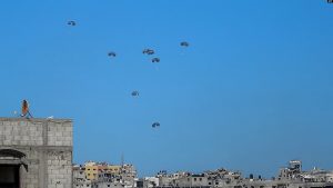 Ndihmat duke rënë në veri të Rripit të Gazës pasi u hodhën nga ajri nga avionët amerikanë dhe jordanezë, 5 mars 2024.