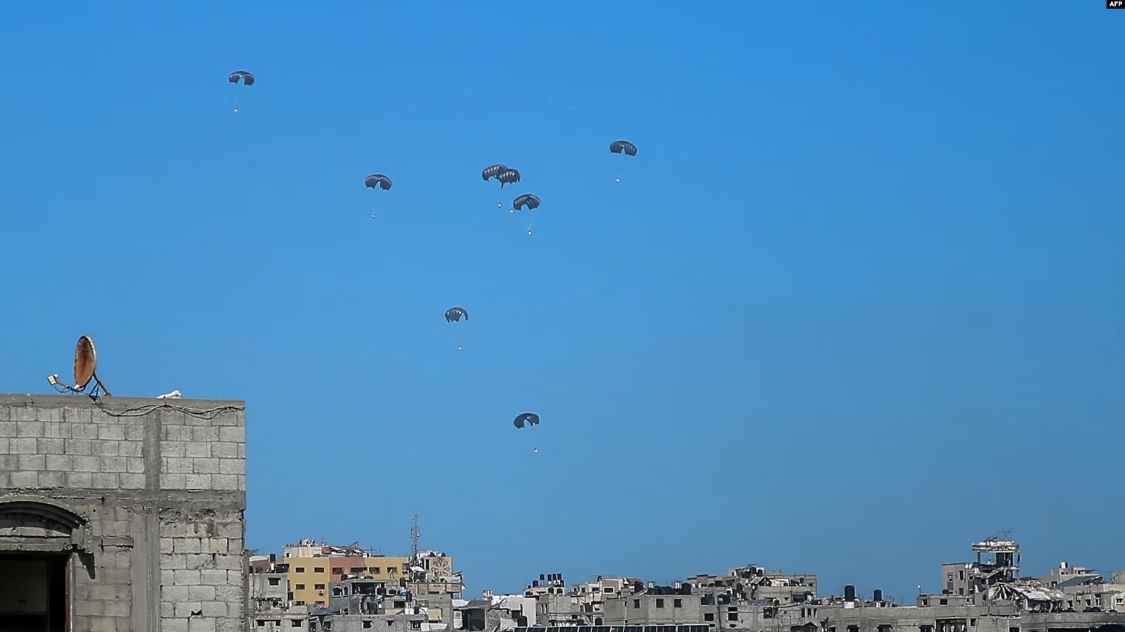 Ndihmat duke rënë në veri të Rripit të Gazës pasi u hodhën nga ajri nga avionët amerikanë dhe jordanezë, 5 mars 2024.