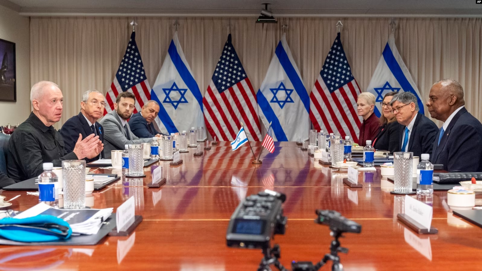 Takimi në Pentagon mes sekretarit amerikan të Mbrojtjes, Lloyd Austin, dhe ministrit izraelit të Mbrojtjes, Yoav Gallant, më 26 mars 2024.