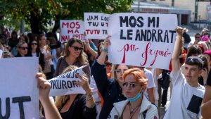 "Mos m'i le andrrat pa frymë", shkruhet në një pankartë gjatë një proteste kundër dhunës ndaj grave dhe vajzave e mbajtur në Prishtinë më 2022.