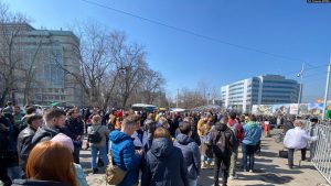 Njerëzit presin për të votuar në zgjedhjet presidenciale të Rusisë më 17 mars në Almati, Kazakistan, ku shumë rusë kanë ikur për t'i shpëtuar thirrjes në ushtri.