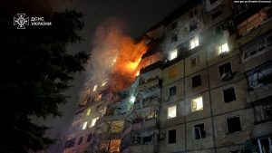 Një ndërtesë banimi duke u djegur si pasojë e një sulmi rus në Krivi Rih, 12 mars 2024.