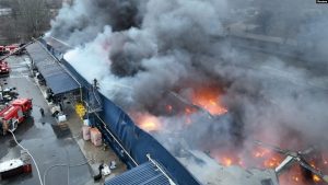 Zjarrfikësit duke shuar zjarrin në një qendër tregtare e shkatërruar nga një sulm i ushtrisë ruse në Nikopol, Ukrainë, 6 mars 2024.