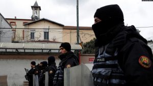 Policia turke pas sulmit në një kishë katolike në Stamboll. 28 janar 2024.