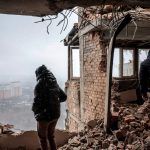 Një ndërtesë e shkatërruar në Ukrainë nga sulmet ruse.