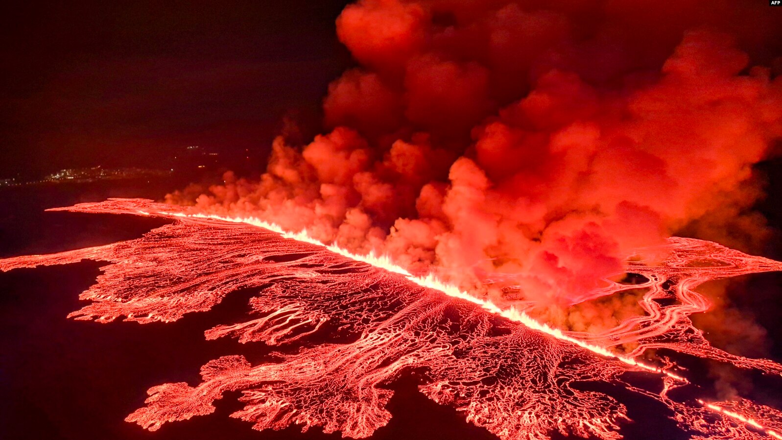 Tym dhe lavë duke rrjedhur nga shpërthimi i vullkanit në afërsi të qytetit Grindavik, Islandë, 17 mars 2024.