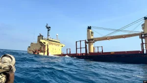 Fundoset në Detin e Kuq anija që ishte sulmuar nga rebelët Houthi