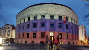 Ndërtesa ku ndodhet selia e Millorad Dodikut, e ndriçuar me ngjyrat e flamurit të Rusisë.