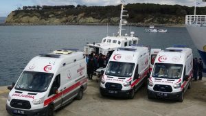 Disa ambulanca parkohen pranë një anije të rojës bregdetare turke në provincën Çanakala, ku raportohet se u mbytën së paku 20 emigrantë, 15 mars 2024.