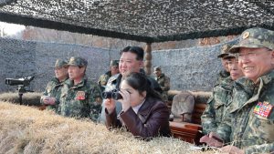 Lideri i Koresë së Veriut, Kim Jong Un, dhe vajza e tij, Kim Ju Ae, marrin pjesë në një stërvitje të ushtrisë verikoreane, 16 mars 2024.