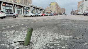 Mbetje municioni në një rrugë në Belgorod, Rusi, pas sulmeve ukrainase, 17 mars 2024.