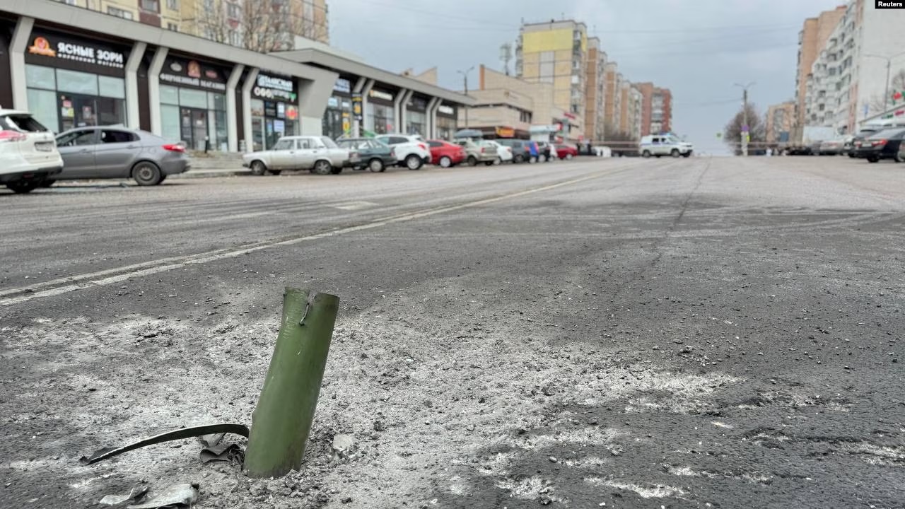 Mbetje municioni në një rrugë në Belgorod, Rusi, pas sulmeve ukrainase, 17 mars 2024.