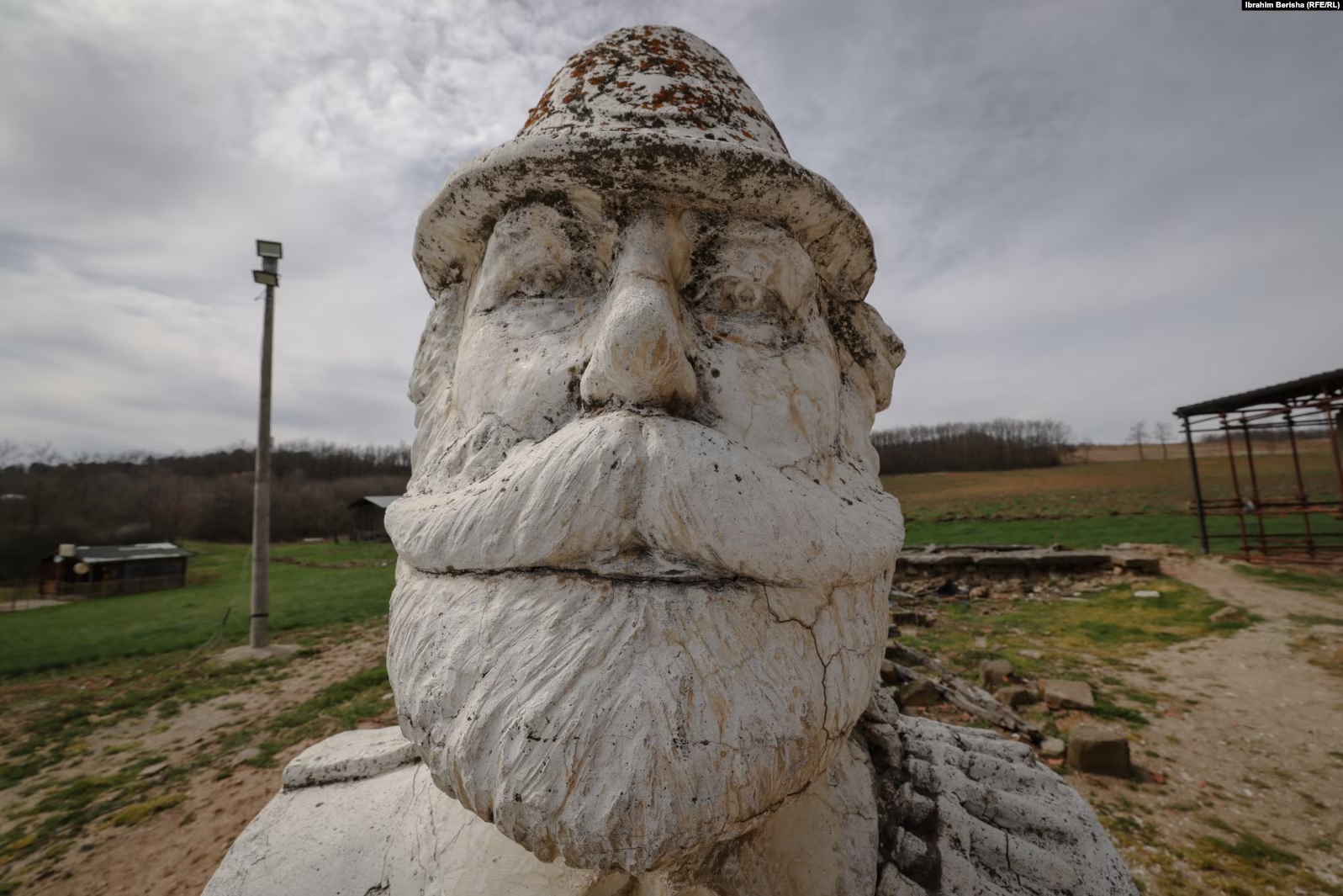 Një prej skulpturave të vendosura shumë vite më parë është ajo e ish-udhëheqësit të Ushtrisë Çlirimtare të Kosovës, Adem Jasharit, në Prekaz të Skenderajt.